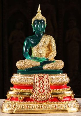  The Emerald Buddha Unveils Ancient Thai Wisdom Through a Sparkling Relic